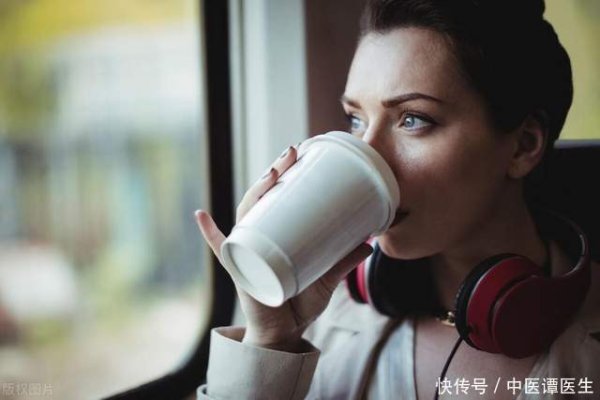 一天的咖啡量，尽量别超过4杯，既不用戒咖啡，睡眠也不担忧